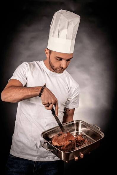 Un home prepara a carne para a potencia