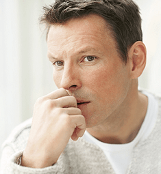 un home pensou na descarga durante a excitación