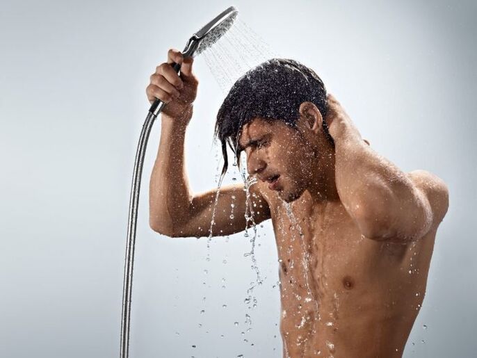 Unha ducha de contraste tonifica perfectamente o corpo dun home, fortalecendo así a potencia